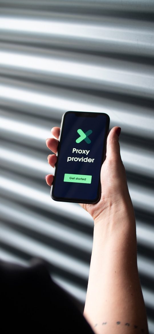 ip地址查询 App 历史记录界面，按时间倒序排列的查询条目，每条显示地址与当时的归属结果，右上角有清空全部记录的文字按钮